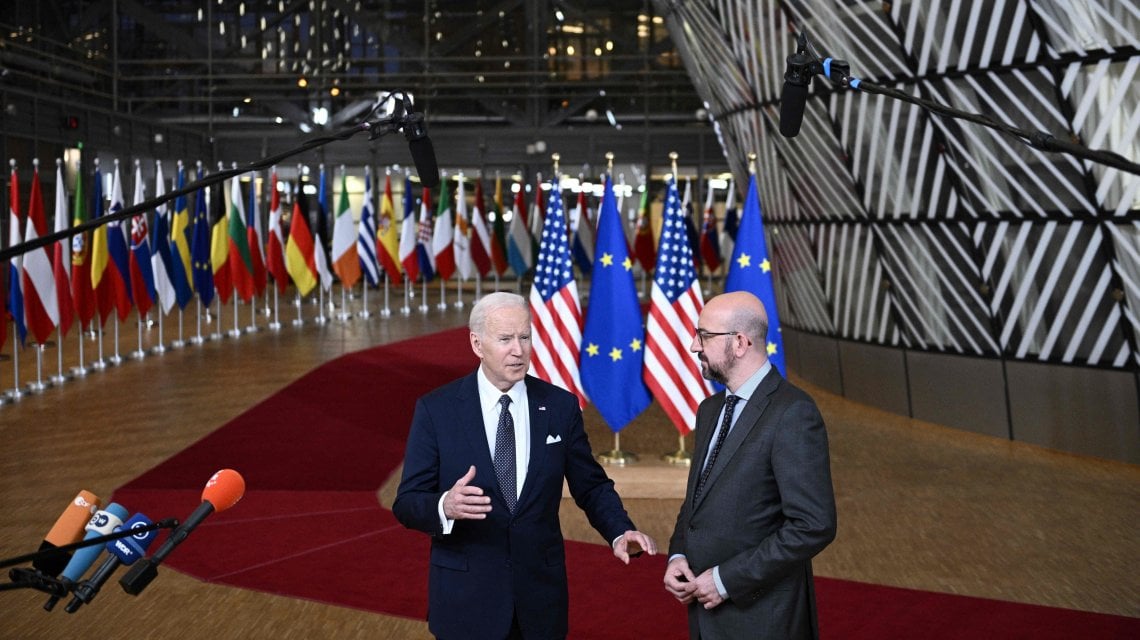 Il presidente americano Joeb Biden con il presidente del Consiglio europeo Charles Michel