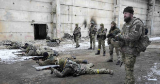 Guerra Ucraina, sondaggio sull’invio di armi italiane: “Il 40% della popolazione è contrario. Per 6 su 10 la soluzione è soltanto diplomatica”