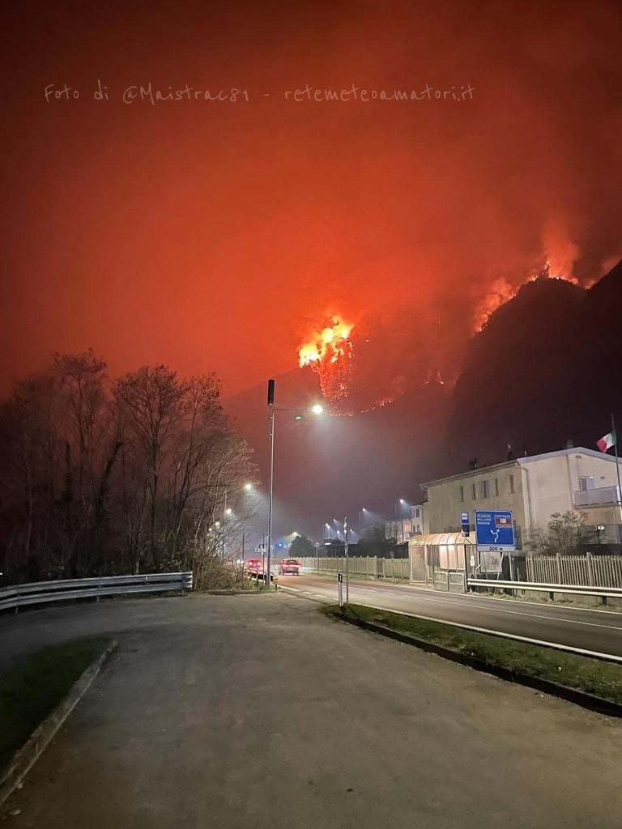 Il disastroso incendio boschivo sopra Longarone. Foto di @Maistrac81 via Rete Meteo Amatori