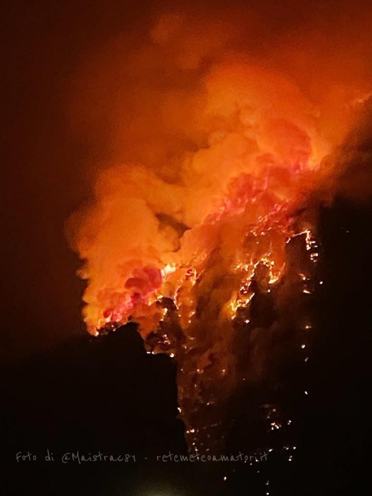 Il disastroso incendio boschivo sopra Longarone. Foto di @Maistrac81 via Rete Meteo Amatori
