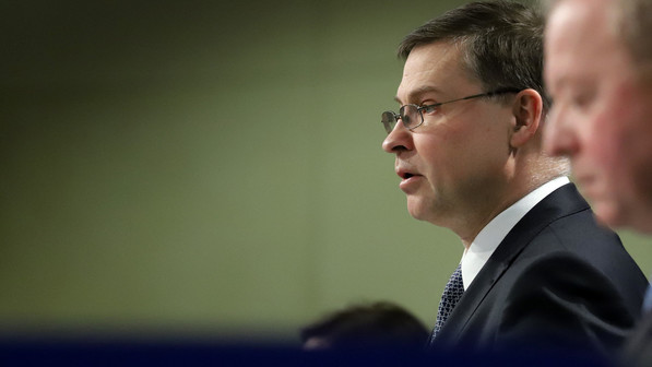 Dombrovskis, l'embargo al carbone e al petrolio russi resta un'opzione