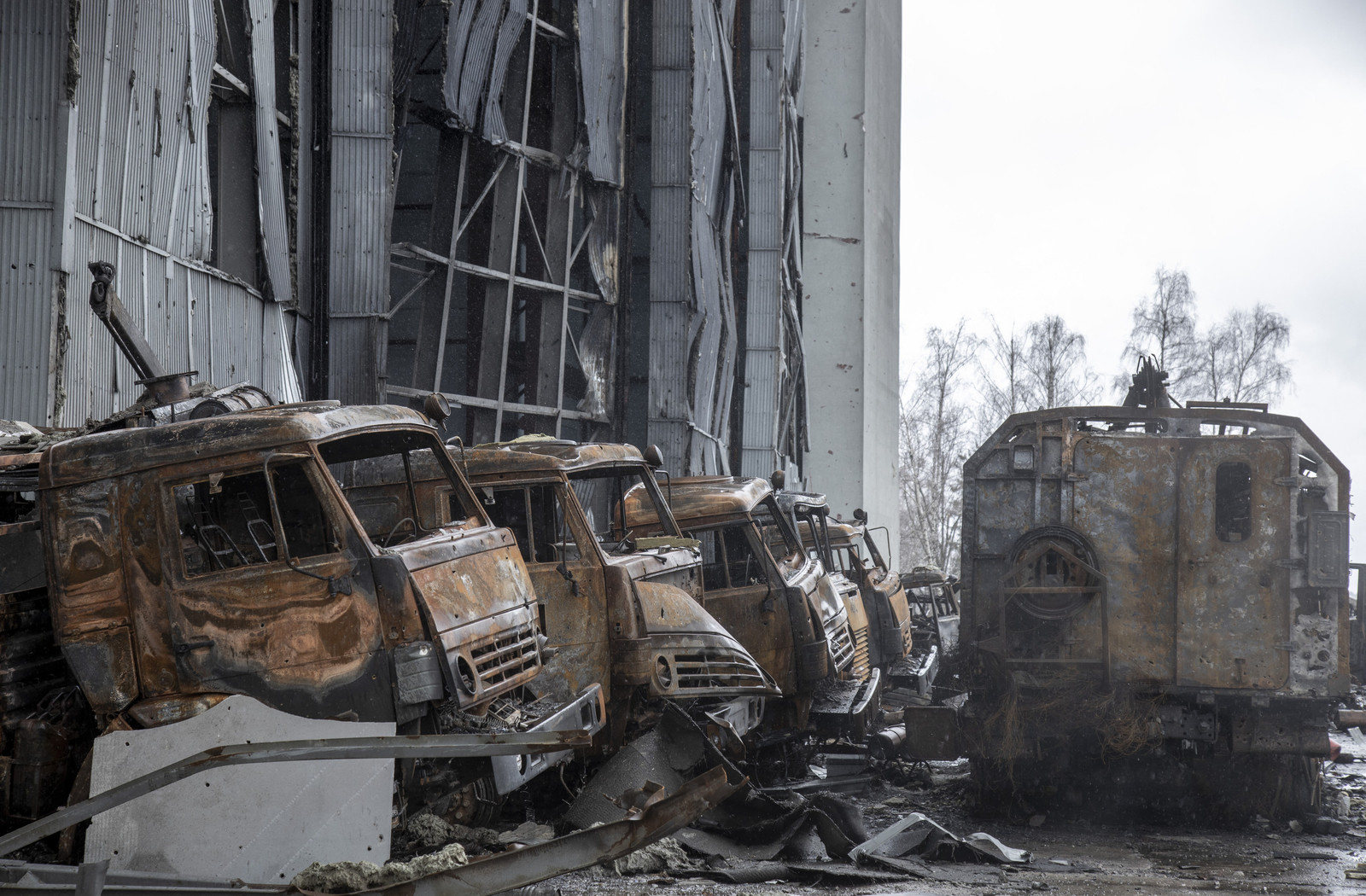 Mezzi distrutti nell'aeroporto di Hostomel, alle porte di Kiev