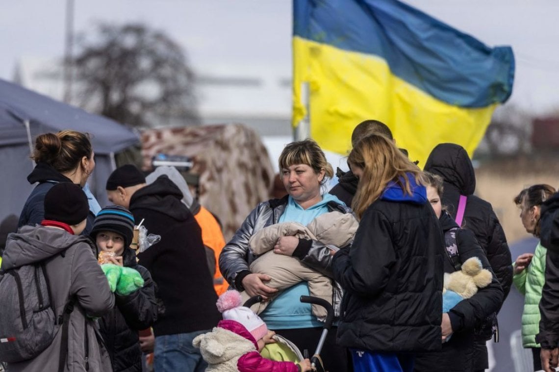 Una famiglia di profughi ucraini cerca di attraversare il confine con la Moldavia