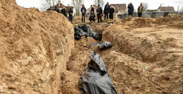 I corpi dei civili morti nei sacchi di plastica a Bucha (Ansa)