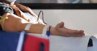 “Trovate per la prima volta microplastiche nel sangue umano”: lo studio olandese solleva un caso. “Presenti nell’80% dei donatori testati”